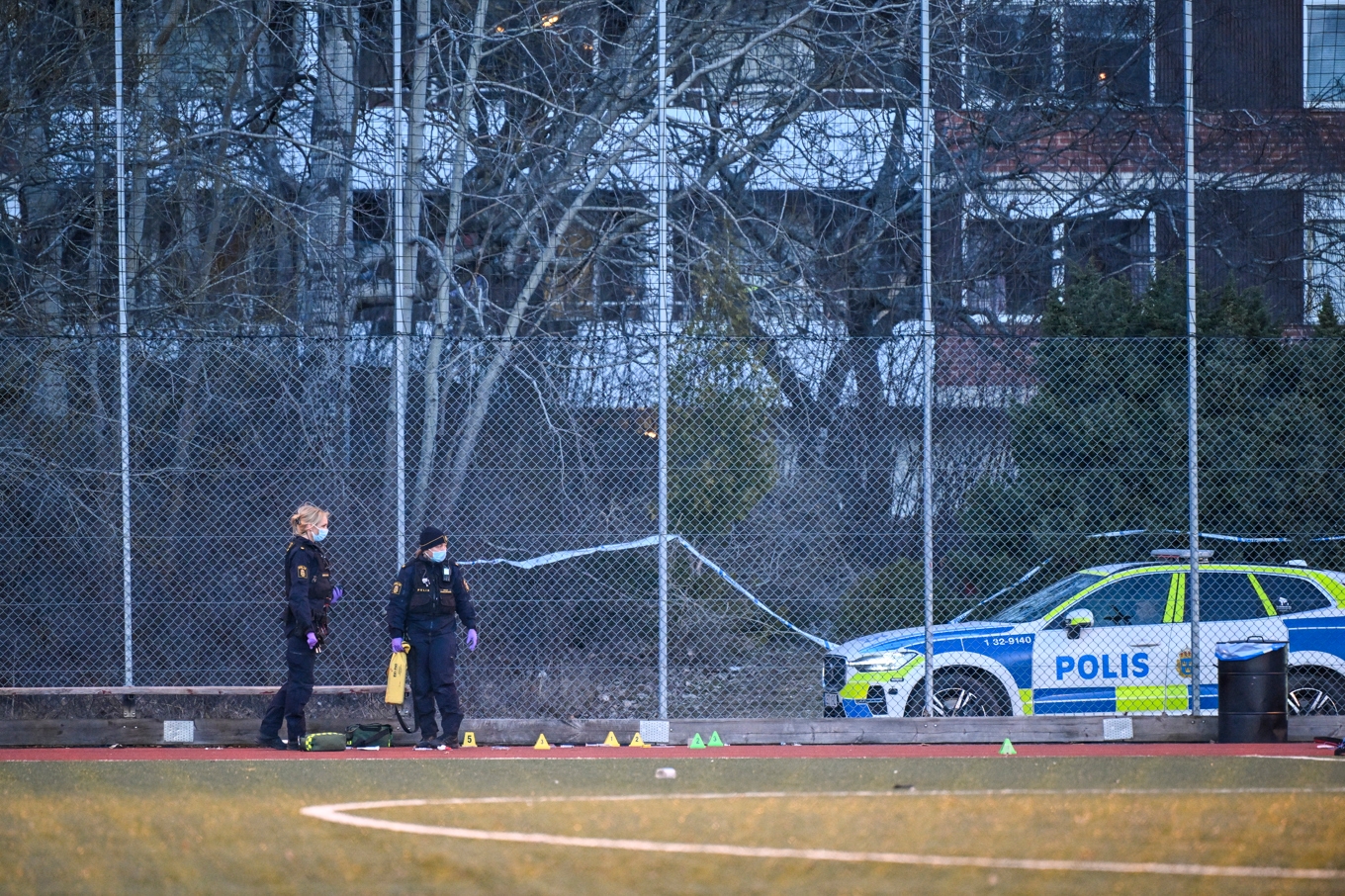Polisen tekniker arbetar vid brottsplatsen i Vårby Gård. Foto: Jessica Gow/TT