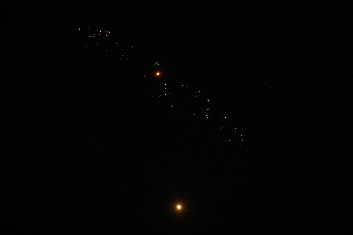 Iranska robotar på natthimlen. Bild från förra veckan. Foto: Ohad Zwigenberg/AP/TT