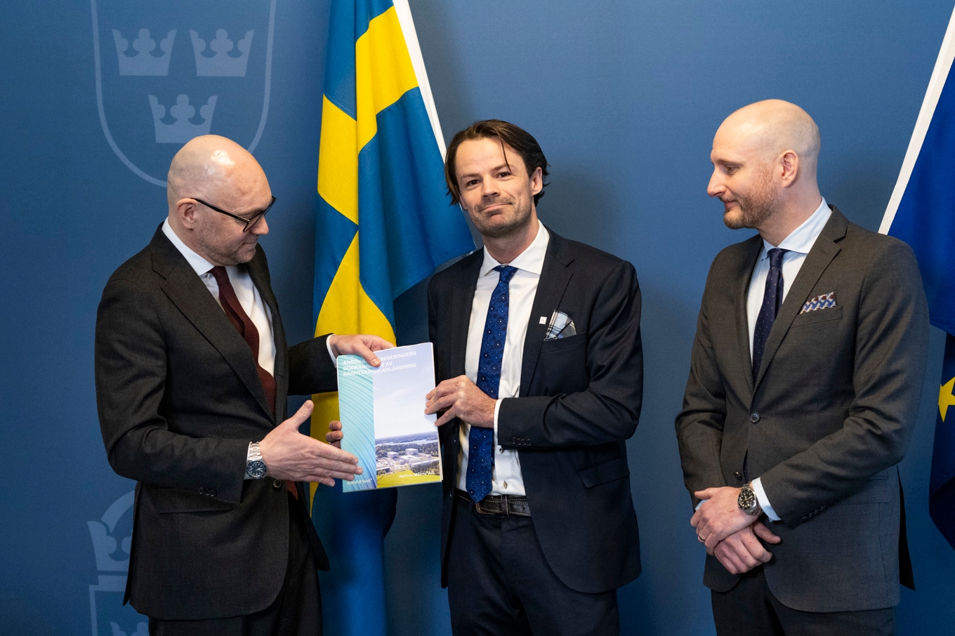 Vikarierande klimat- och miljöminister Johan Britz (L) tar emot en ansökan om att bygga ny kärnkraft från Kärnfull Nexts portföljansvarige Balder Hagert och medgrundaren och strategichefen John Ahlberg. Foto: Pontus Lundahl/TT