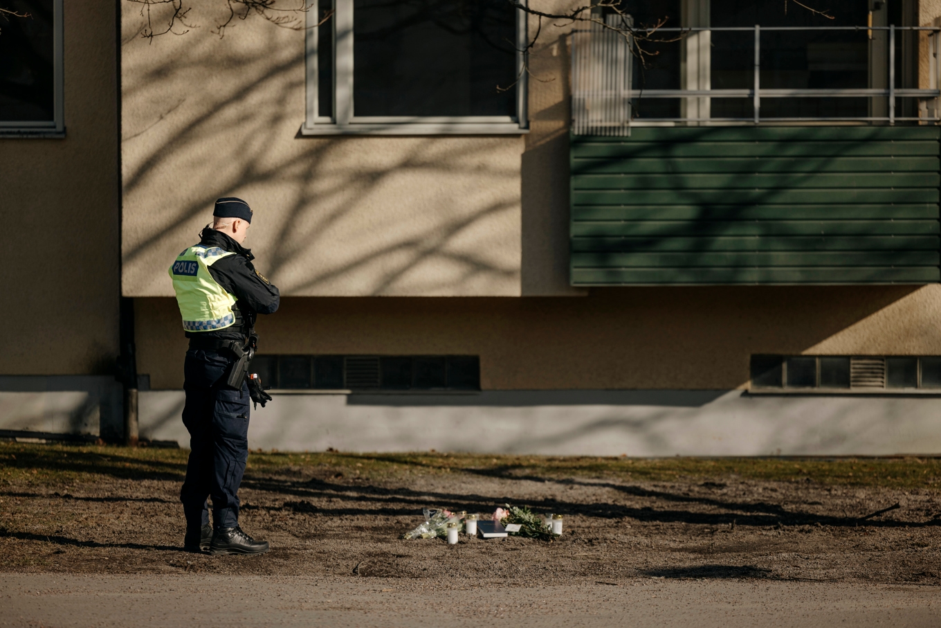 Polis på plats i Örebro under söndagen där en man i 20-årsåldern skjutits till döds. Foto: Pavel Koubek/TT