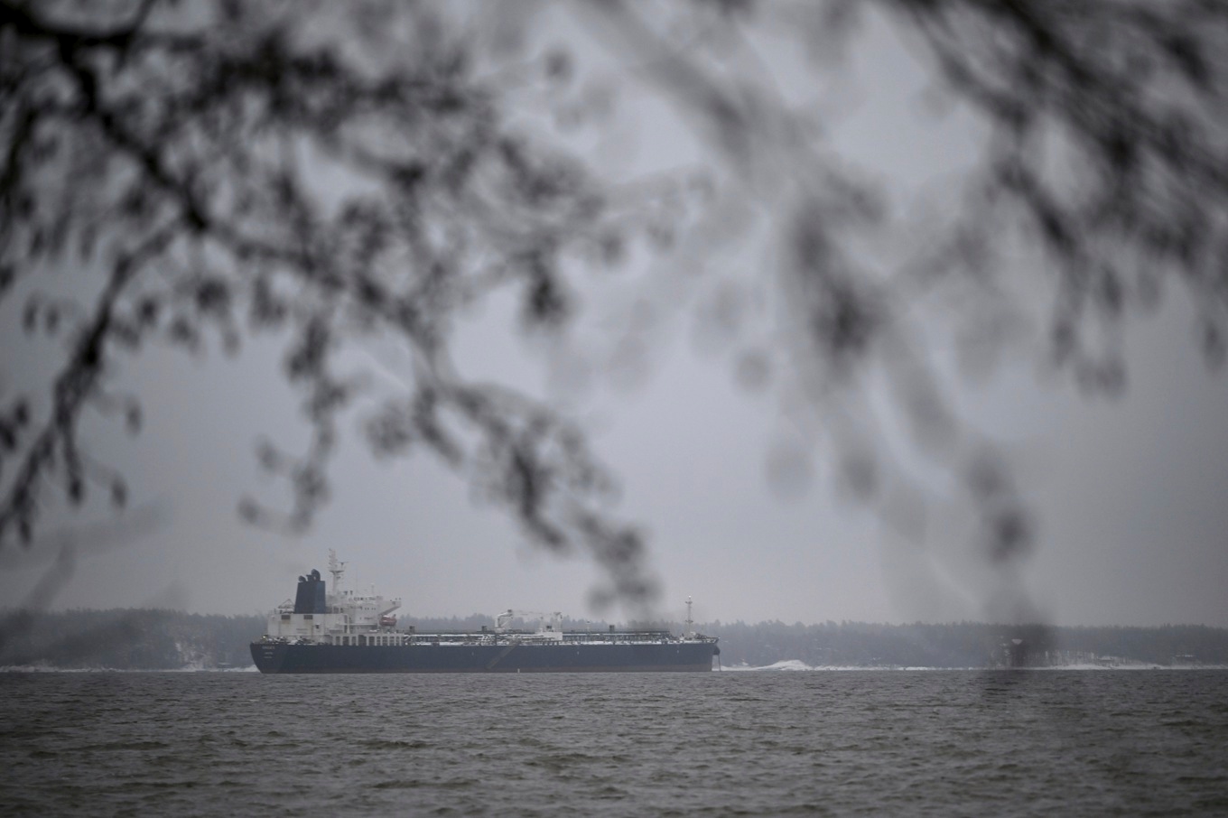 Primorsk ligger längst in i Finska viken. På bilden oljetankern Eagle S, som antas ingå i den ryska så kallade skuggflottan och i fjol anklagades för kabelbrott i området. Bild tagen i januari 2025. Foto: Antti Aimo-Koivisto/Lehtikuva via AP/TT