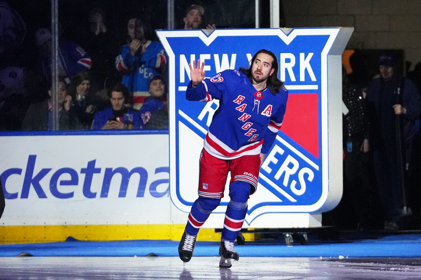New York Rangers Mika Zibanejad vinkar till fansen under hyllningen i samband med matchen mot Ottawa. Foto: Frank Franklin II /AP/TT