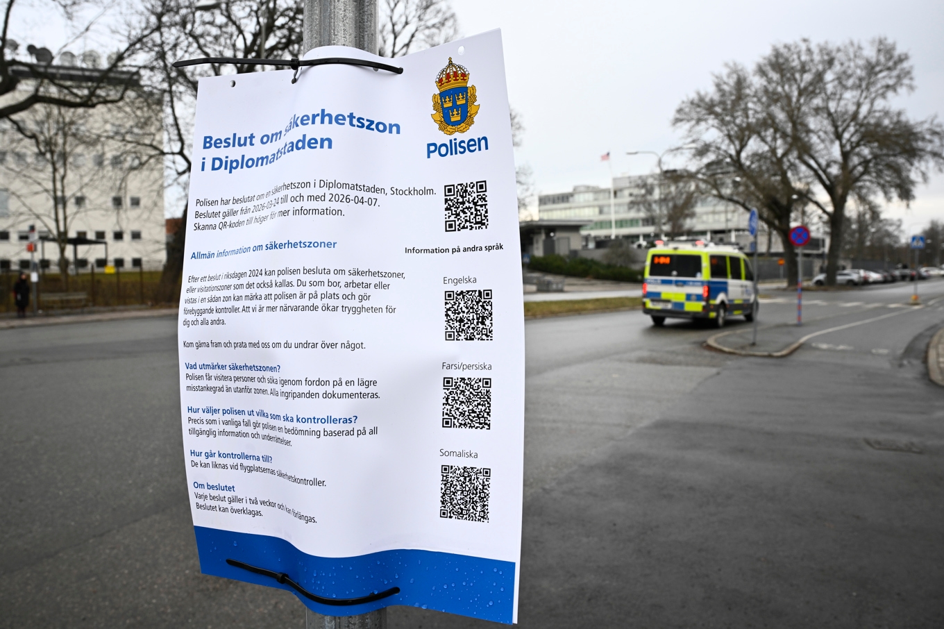 En skylt informerar om säkerhetszonen i Diplomatstaden på Östermalm i Stockholm som upprättades under tisdagen. Foto: Fredrik Sandberg/TT