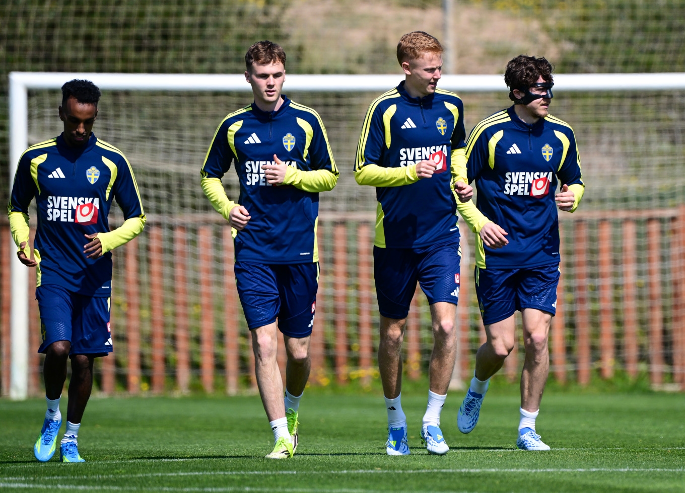 Från vänster: Taha Ali, Williot Swedberg, Hugo Larsson och Victor Nilsson Lindelöf värmer upp inför träningen. Foto: Jonas Ekströmer/TT