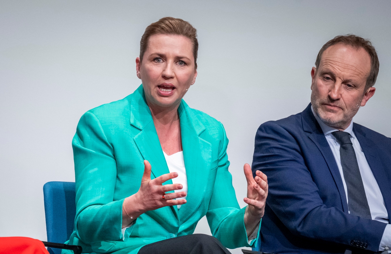 Mette Frederiksen, Socialdemokratiet (S), och Martin Lidegaard, Radikale Venstre (RV), vid eftervalsdebatt på Publicistklubben i Köpenhamn på onsdagen. Foto: Johan Nilsson / TT