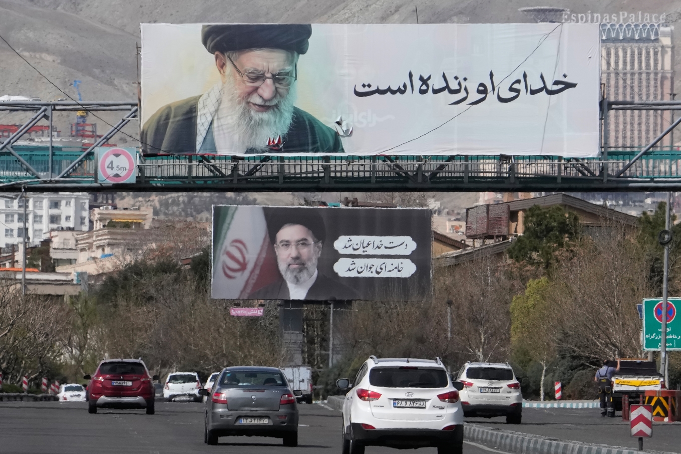 Irans tidigare högste ledare, dödade ayatolla Ali Khamenei, porträtterad på en banderoll över en motorväg i huvudstaden Teheran. Hans son och efterträdare, Mojtaba Khamenei, på plakatet under. Foto: Vahid Salemi/AP/TT