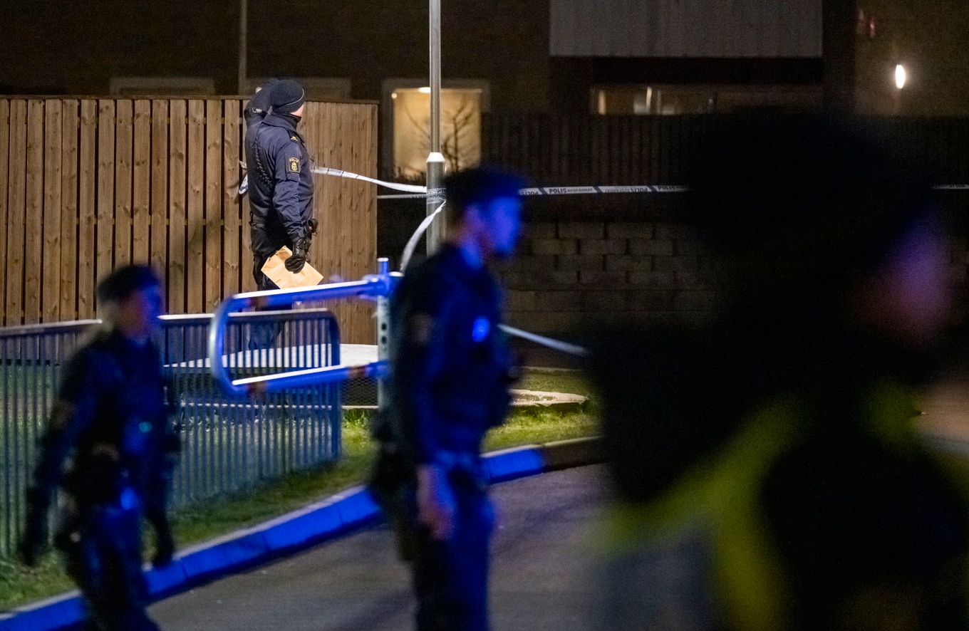 Polis och avspärrningar i Rosengård i Malmö efter att en pojke hittats skjuten på onsdagskvällen. Foto: Johan Nilsson/TT