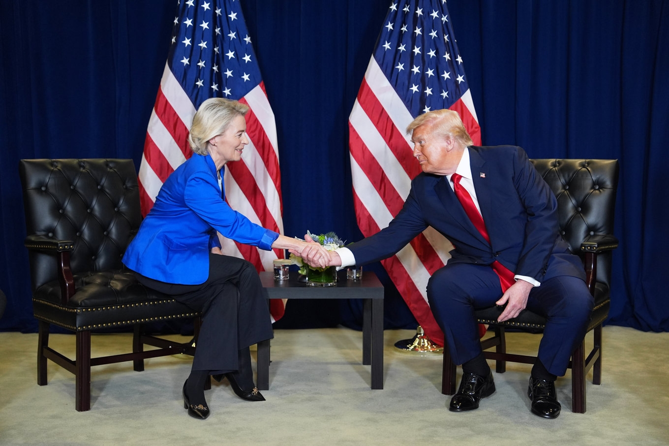 EU-kommissionens ordförande Ursula von der Leyen och USA:s president Donald Trump skakar hand i New York i september i fjol. Foto: Evan Vucci/AP/TT