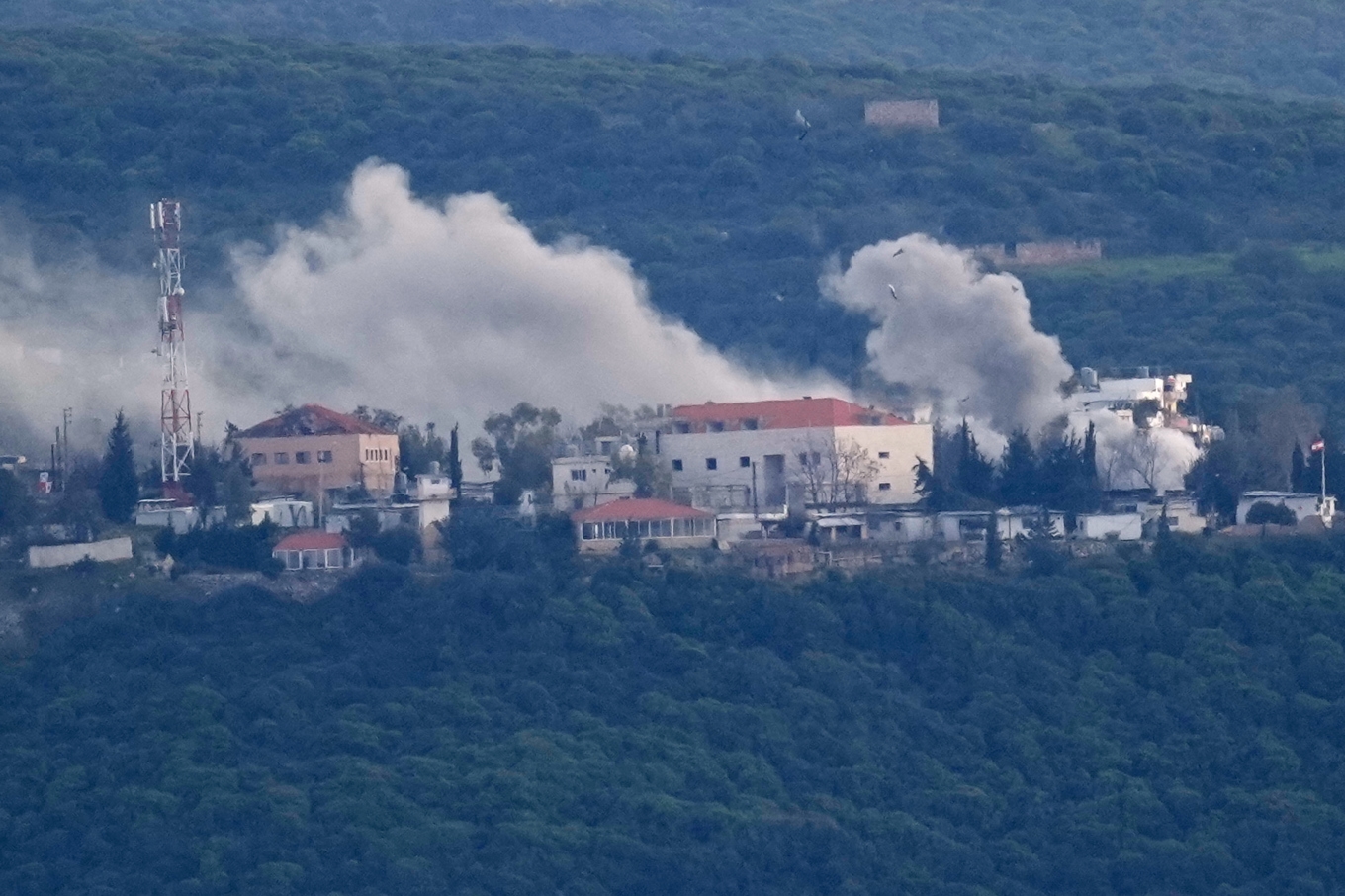 Rök stiger efter israelisk artilleribeskjutning av byn Bayada i södra Libanon. Foto: Hussein Malla/AP/TT