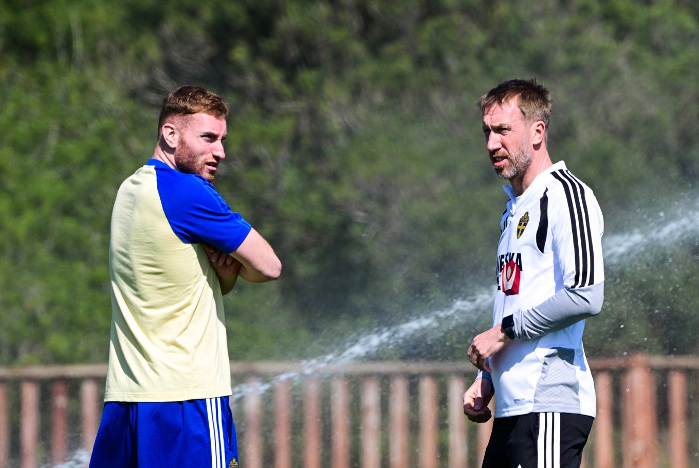 Dejan Kulusevski med förbundskapten Graham Potter på onsdagens träning. Foto: Jonas Ekströmer/TT