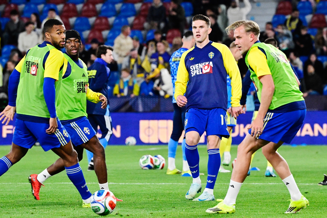 Sveriges Isak Hien, Anthony Elanga, Viktor Gyökeres och Herman Johansson värmer upp inför kvällens playoff-semifinal mot Ukraina. Foto: Jonas Ekströmer/TT