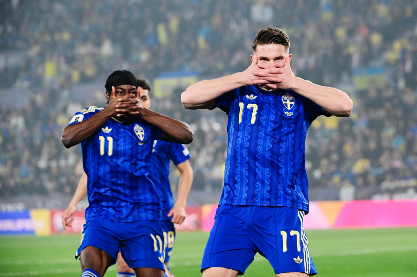 Stjärnanfallaren Viktor Gyökeres (till höger) gör sin patenterade målgest mot Ukraina – kopierad av lagkamraten Anthony Elanga. Foto: Jonas Ekströmer/TT