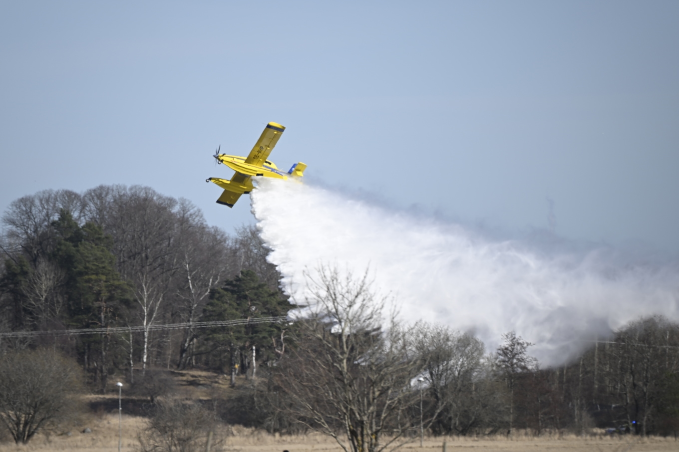 En gräsbrand på Järvafältet i Stockholm släcks med hjälp av vattenbombande flygplan. Bild från 2022. Foto: Fredrik Sandberg/TT