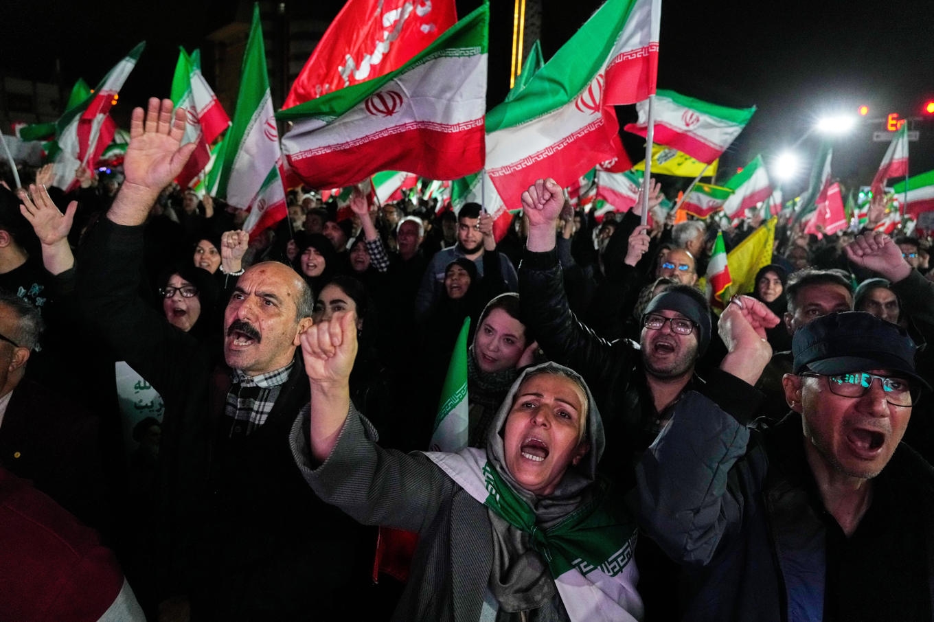 En grupp regimtrogna iranier, fotograferade vid en demonstration i västra Teheran i onsdags. Foto: Vahid Salemi/AP/TT