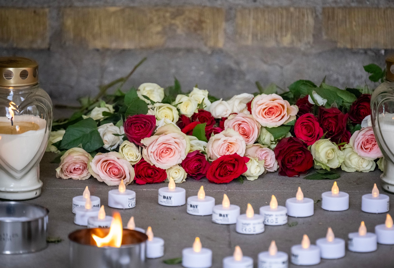 Ljus och blommor i porten efter det att en 15-årig pojke sköts ihjäl på onsdagskvällen i Rosengård i Malmö. Arkivbild. Foto: Johan Nilsson/TT