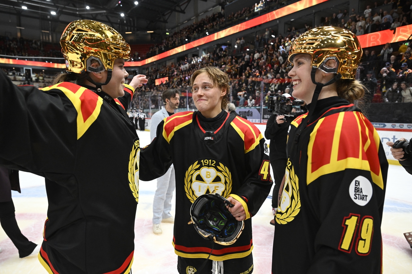 Brynäs Hanna Thuvik, Viivi Vainikka och Julia Östlund firar klubbens första SM-guld på damsidan. Foto: Jessica Gow/TT