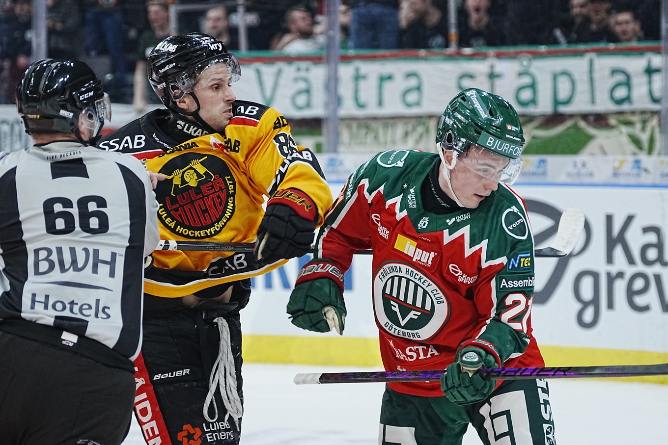 Luleås Mathias Bromé smäller på Frölundas Jere Innala under den första SM-kvartsfinalen lagen emellan. Foto: Björn Larsson Rosvall/TT