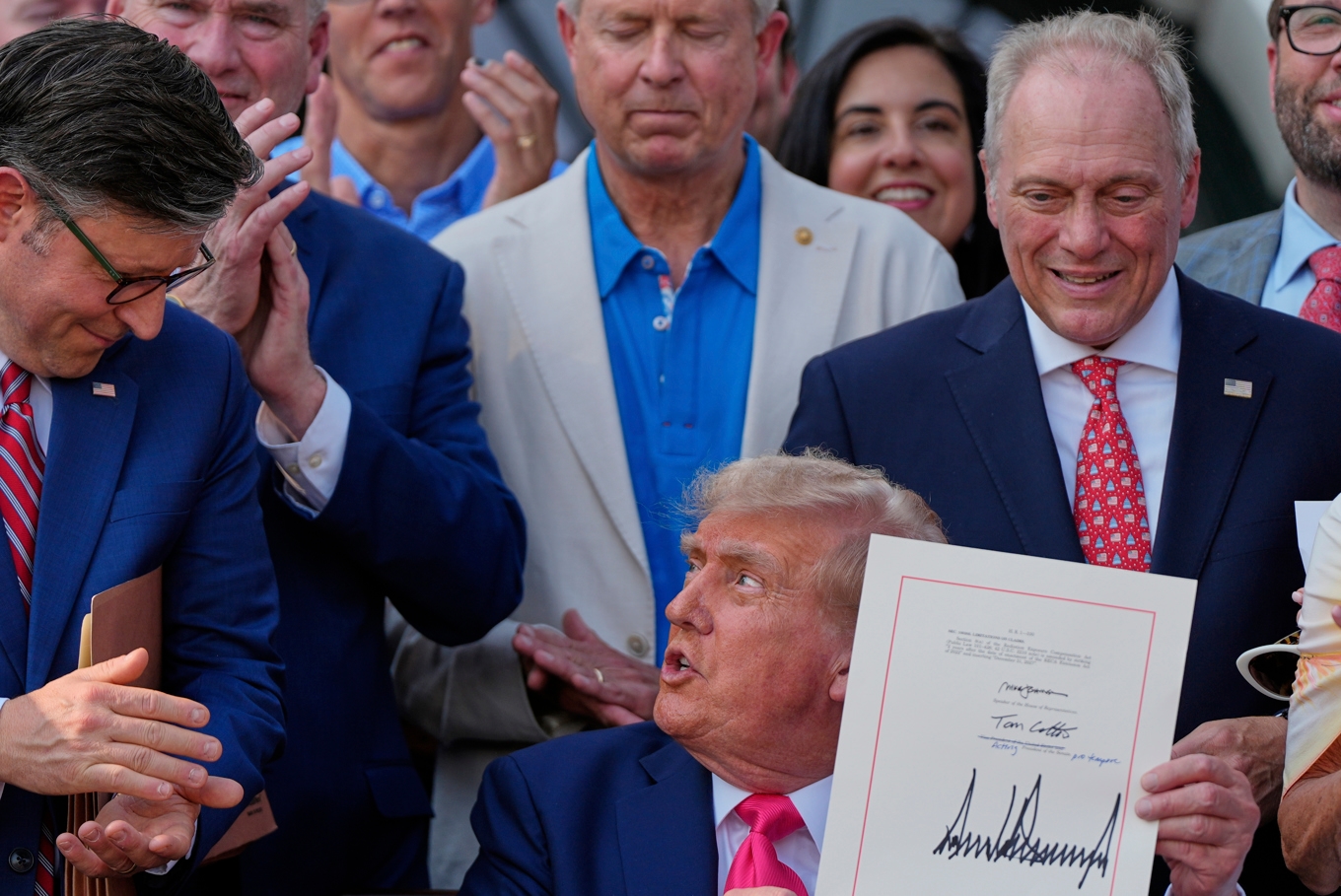 President Donald Trump visar upp sin signatur vid ett tillfälle i juli förra året. Foto: Julia Demaree Nikhinson/AP/TT
