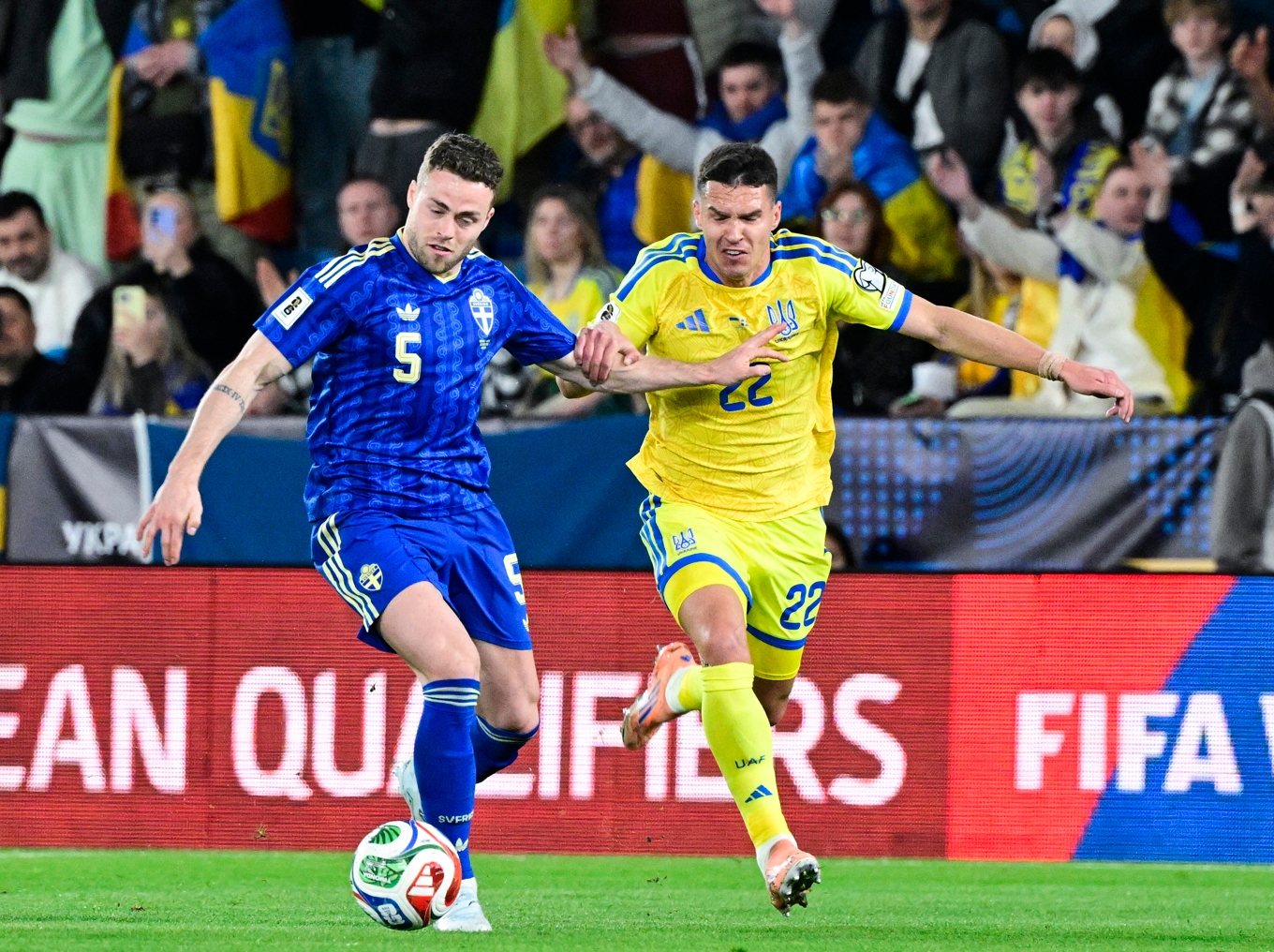 Gabriel Gudmundsson i duell med Ukrainas Oleksandr Tymchuk. Foto: Jonas Ekströmer/TT