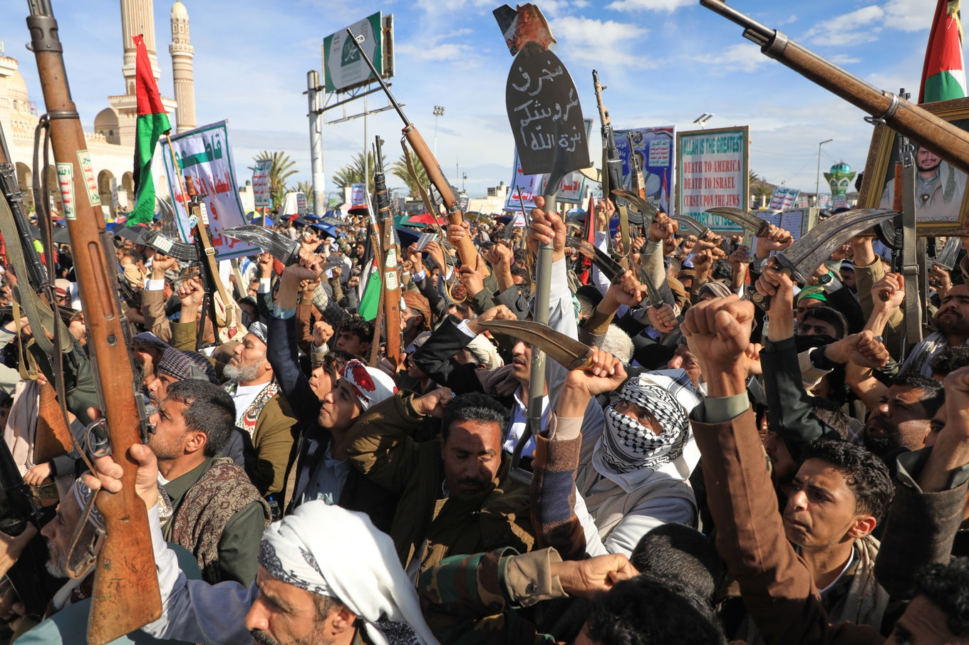 Anhängare till den Iranallierade Huthirörelsen i Jemen under en protest mot Israel och USA i Sanaa på fredagen. Foto: Osamah Abdulrahman/AP/TT