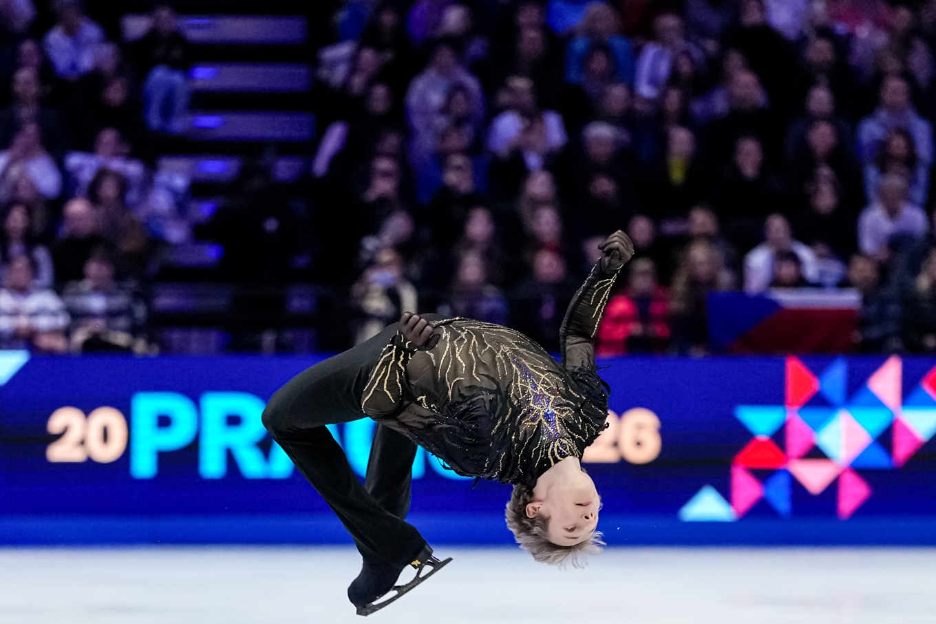 Ilia Malinin, USA, med sin baklängesvolt under VM-finalen i Prag. Foto: Petr David Josek /AP/TT