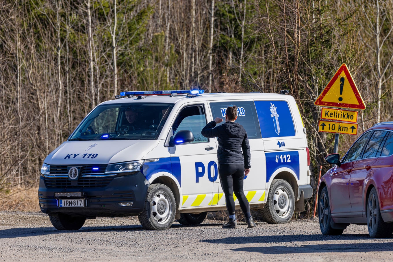 En polisbil blockerar en väg nära Kouvola på söndagen, sedan två drönare uppges ha fallit ned i terrängen nära staden. Foto: Sasu Järnstedt/Lehtikuva via AP/TT