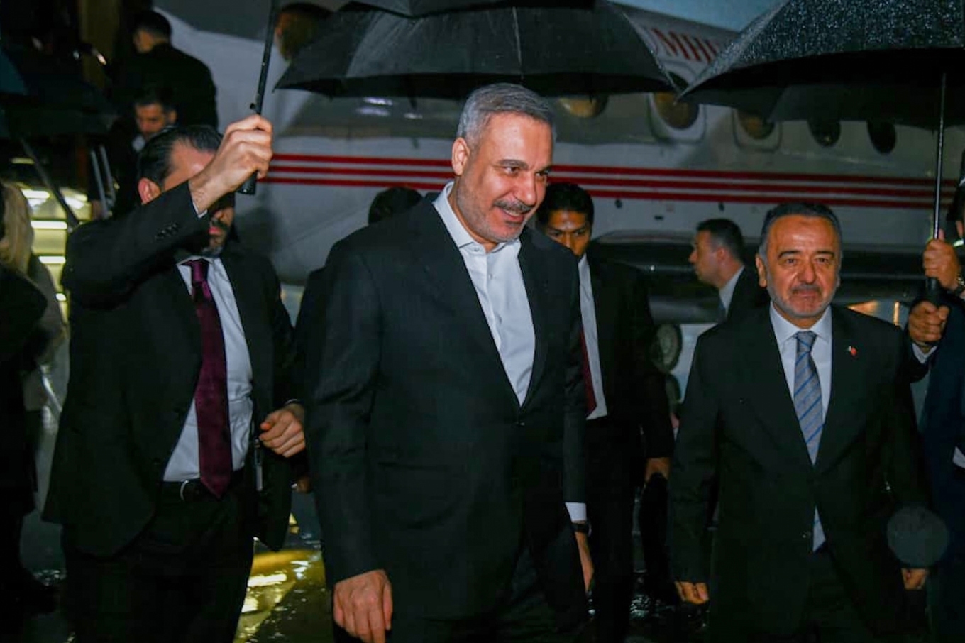 Turkiets utrikesminister Hakan Fidan anländer till Islamabad på söndagen. Foto: Pakistans utrikesdepartement via AP/TT