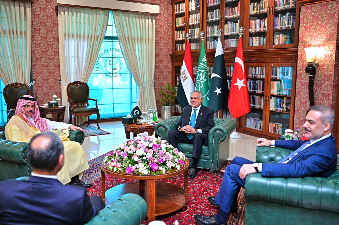 Utrikesministrarna från Egypten (Badr Abdelatty), Saudiarabien (prins Faisal bin Farhan), Pakistan (Ishaq Dar) och Turkiet (Hakan Fidan) i samband med samtalen i Islamabad under söndagen. Foto: Pakistans utrikesdepartement via AP/TT