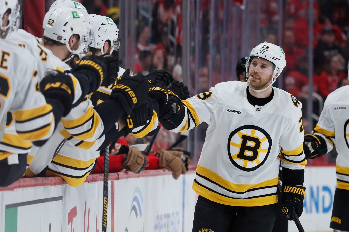 Bostons Elias Lindholm (28) på bild från en match tidigare i mars. Foto: Duane Burleson/AP/TT
