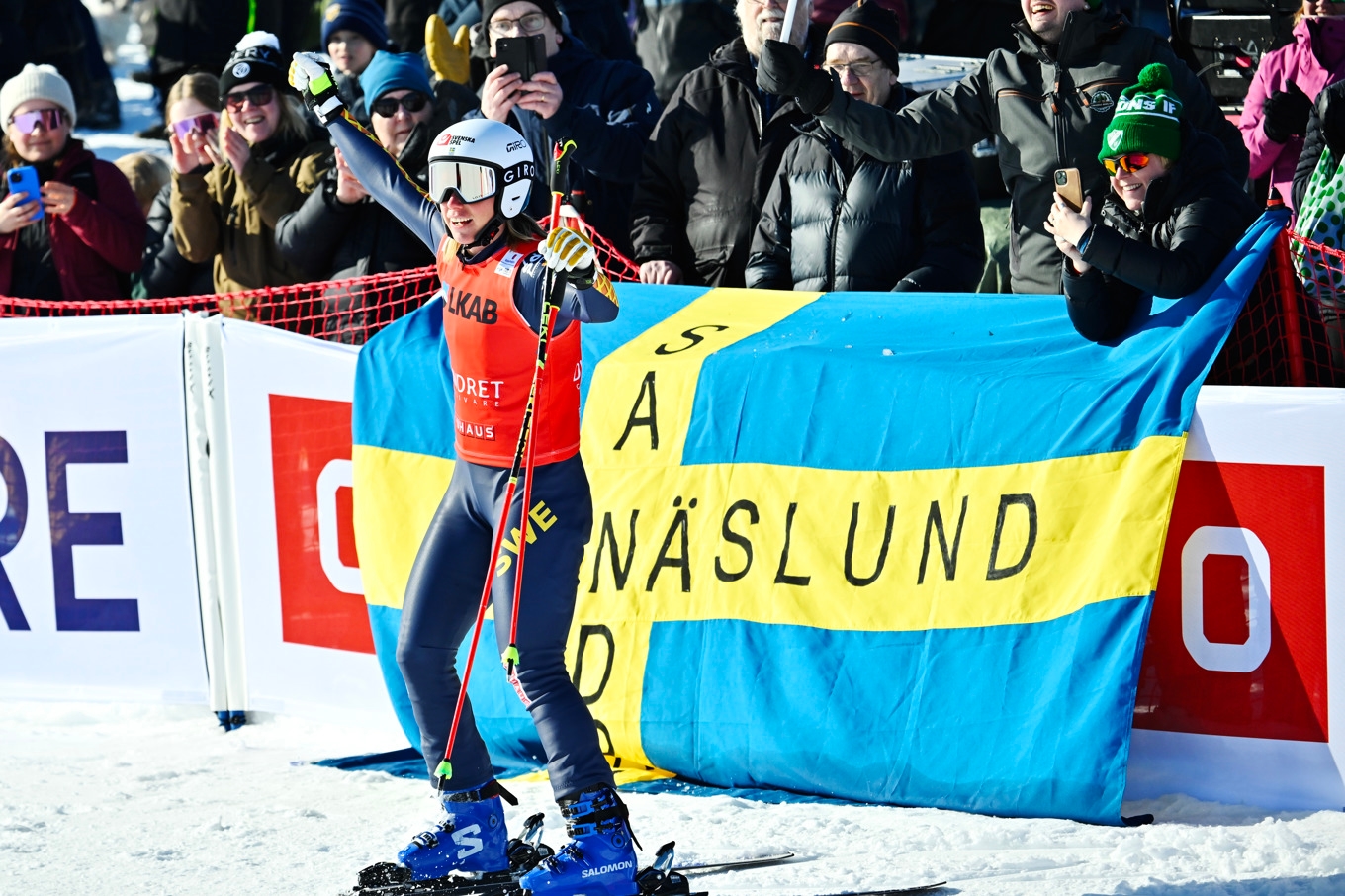 Skicross-stjärnan Sandra Näslund jublar efter söndagens seger i världscupavslutningen i Gällivare. Foto: Anders Wiklund/TT
