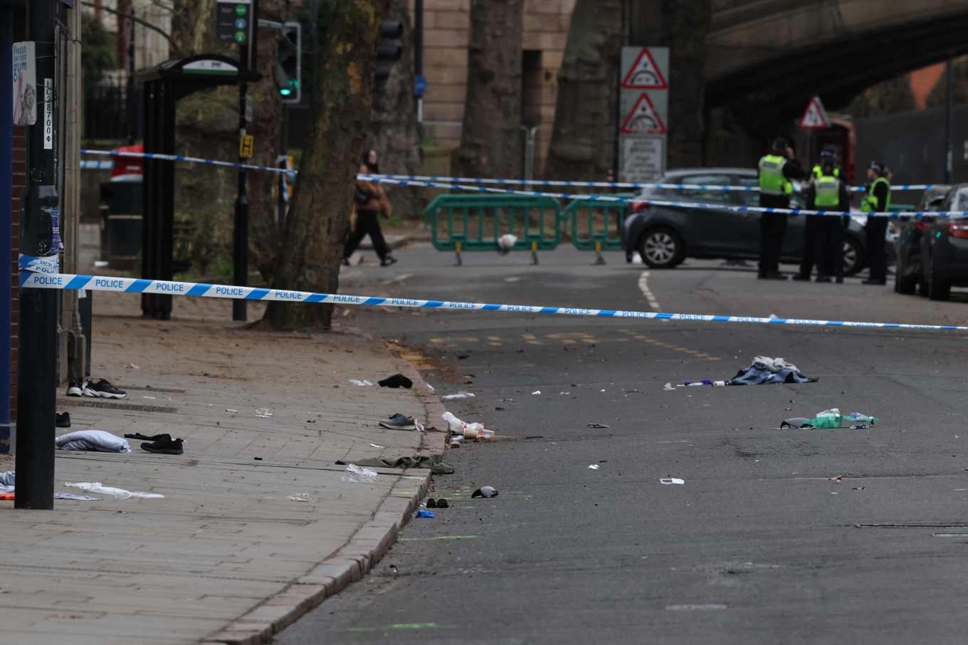 Polisavspärrningar vid platsen för påkörningen i centrala Derby. På marken ligger skor och kläder utspridda. Foto: Darren Staples/AFP/TT