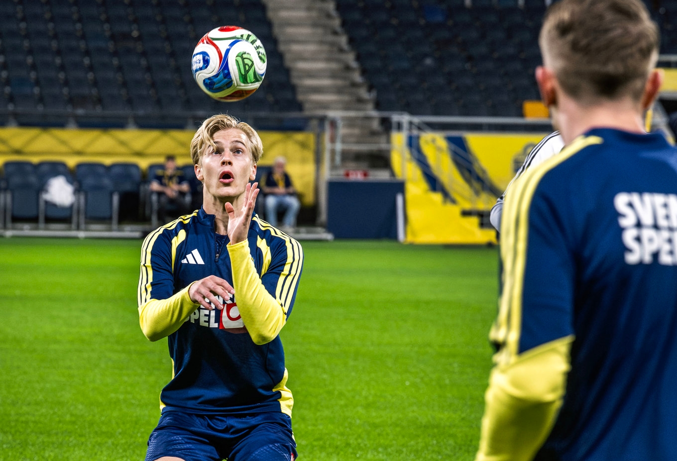 Lucas Bergvall under söndagens träning med fotbollslandslaget. Foto: Claudio Bresciani/TT