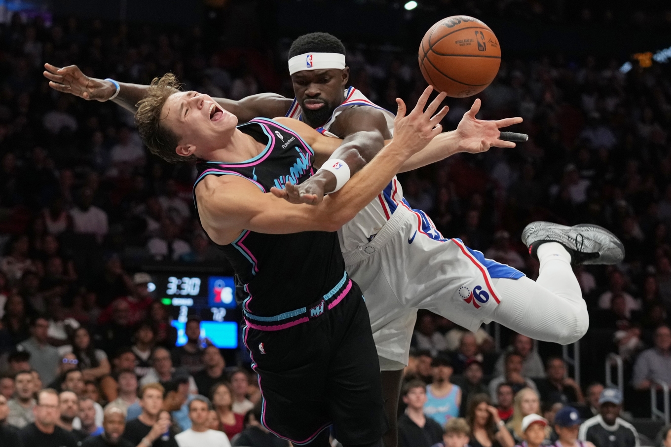 Pelle Larsson foulas av Philadelphias Adem Bona. Foto: Lynne Sladky/AP/TT