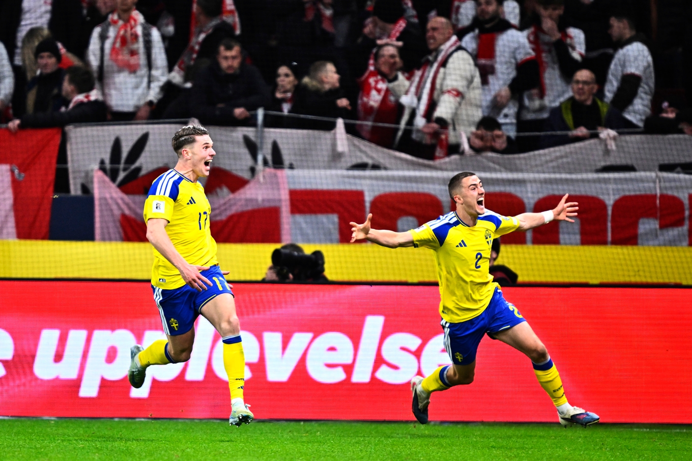 Sveriges Viktor Gyökeres jublar tillsammans med Gustaf Lagerbielke efter det avgörande 3–2-målet. Foto: Pontus Lundahl/TT