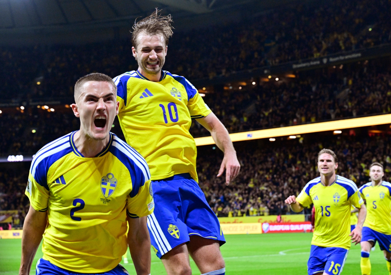 Sveriges Gustaf Lagerbielke jublar tillsammans med Benjamin Nygren efter ha gjort 2–1 under tisdagens playoff-final mot VM. Sverige vann med 3–2 och nu väntar fotbolls-VM i Nordamerika i sommar. Foto: Jonas Ekströmer/TT