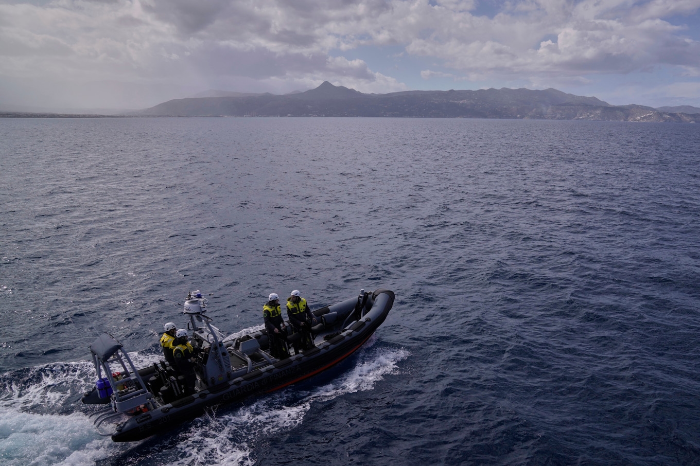 Personal från EU:s gränsorgan patrullerar i närheten av platsen där gummibåten förliste. Arkivbild från i februari. Foto: Lefteris Pitarakis /AP/TT