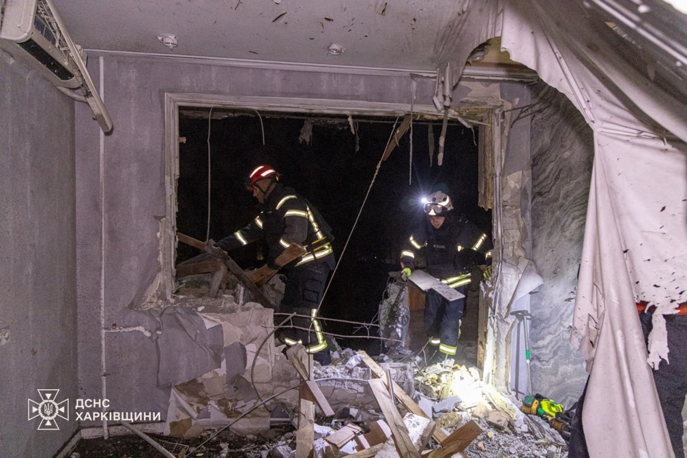 Skador efter en drönarattack mot ett bostadshus i Kiev i en tidigare attack. Foto: Ukrainas räddningskår via AP/TT