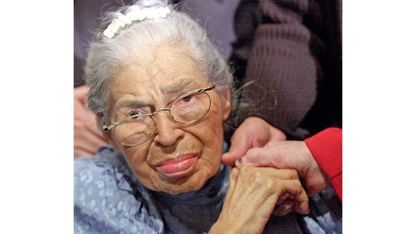 Rosa Parks arresterades 1955 på en segregerad stadsbuss i Montgomery i Alabama, för att hon vägrade att ge upp sin plats till en vit man. Foto från 2001. Foto: Jeff Kowalsky/AFP via Getty Images