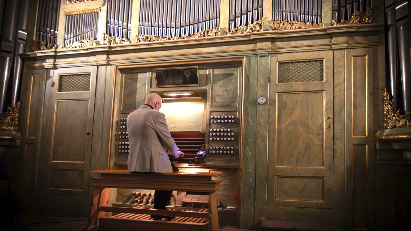 Domkyrkoorganist Mattias Wager i full aktion vid den väldiga Marcussenorgelns femmanualiga spelbord i
S:t Jacobs kyrka.
Foto: Rickard Oxfält