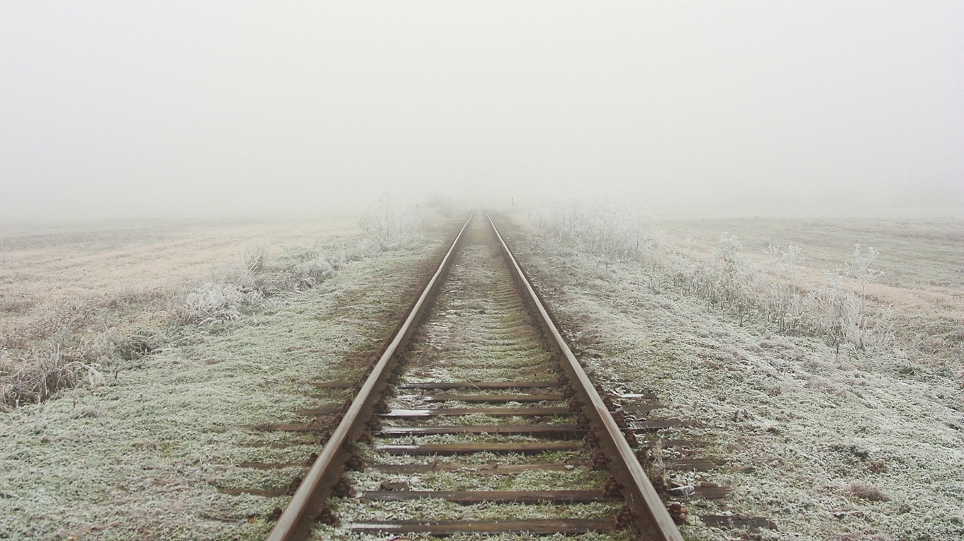 Tågräls – en metafor med många betydelser. År 2025 filmatiserades författarens kortroman ”Tågdrömmar” i regi av Clint Bentley. Foto: Ondřej Šmejkal/Wikimedia Commons