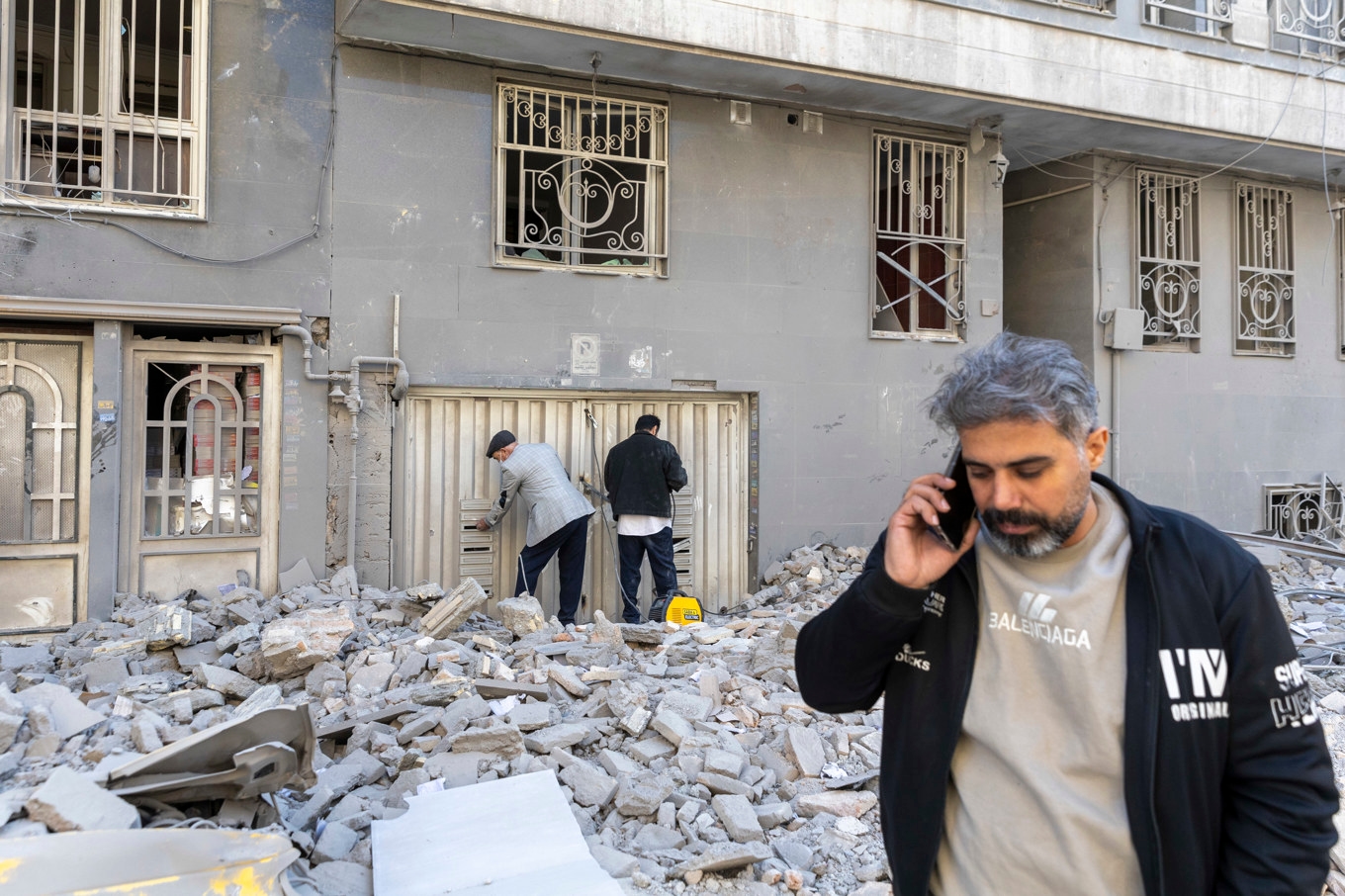 Skadade byggnader i Teheran efter USA:s och Israels angrepp. Vad bör omvärlden göra i frågan om ett regimskifte? Foto: Majid Saeedi/Getty Images