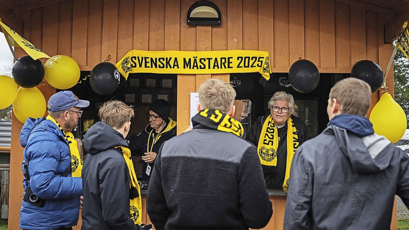 SM-guld 2025 – och sen då? Att försvara en mästartitel är jobbigt, vilket Mjällby AIF lär få erfara under den kommande fotbollssäsongen. Foto: Jonathan Näckstrand/AFP via Getty Images