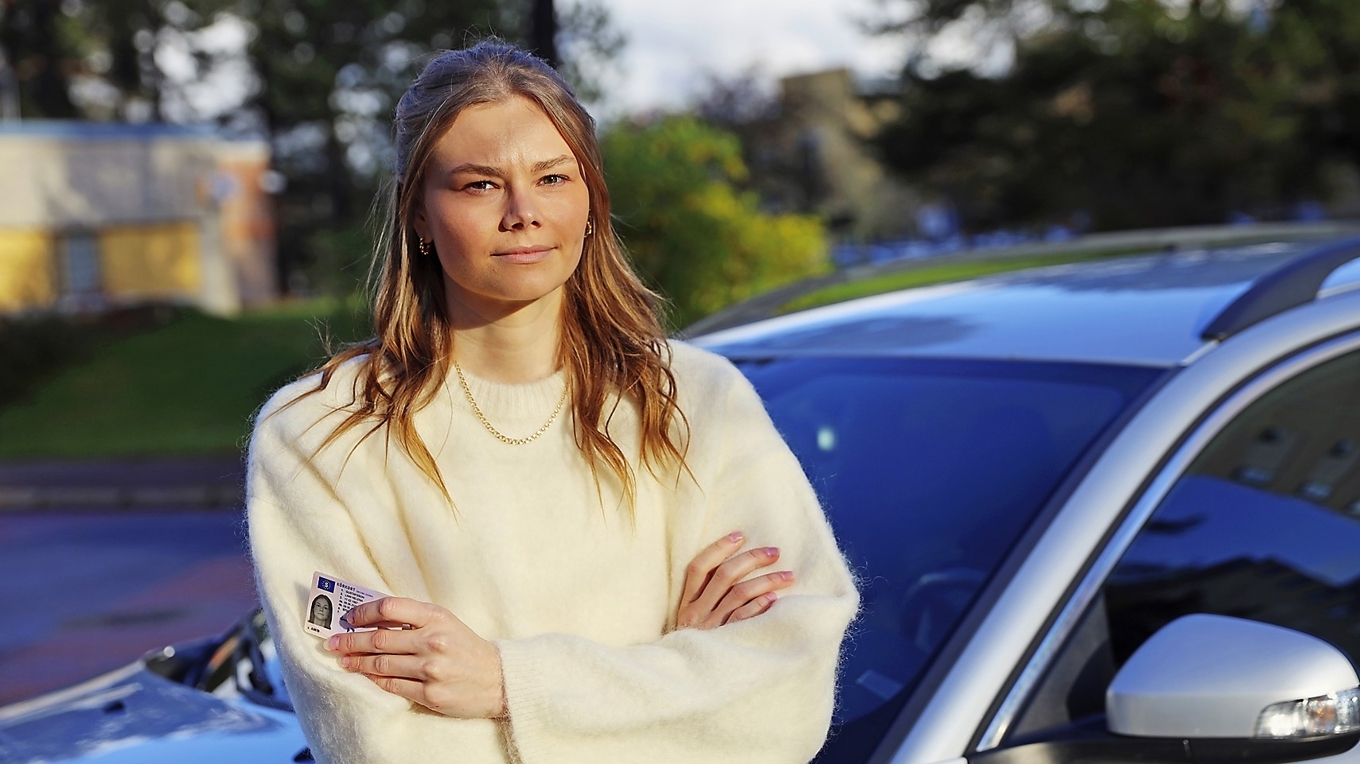 Ambulanssjuksköterskan Linn Gustafsson i Karlstad blev utpekad som missbrukare och förlorade körkortet på grund av Transportstyrelsens rutiner kring så kallade PEth-tester. Efter en het debatt om testernas brister valde myndigheten att ändra reglerna. Gustafsson kräver nu en ursäkt. Foto: Centrum för rättvisa