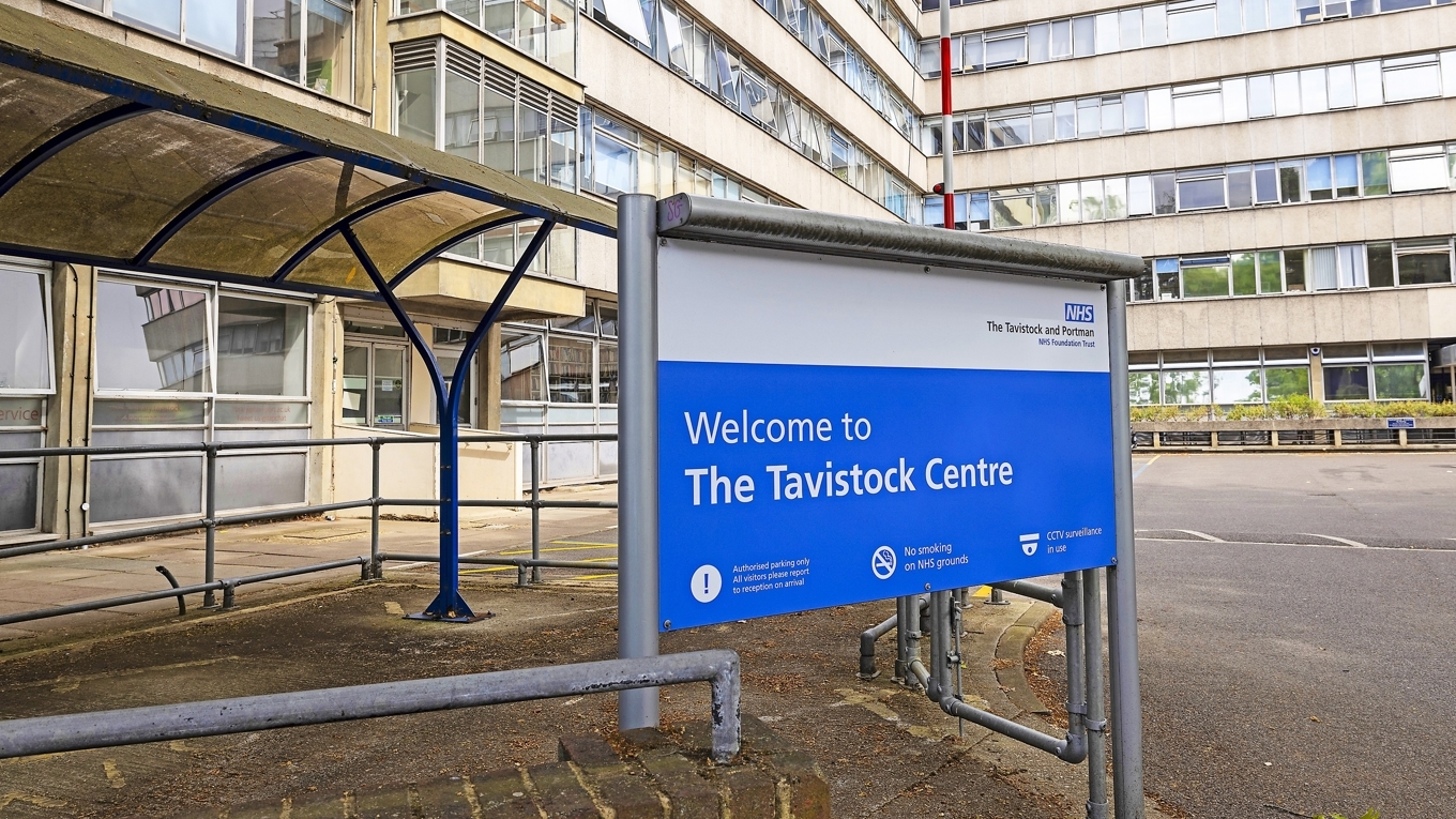 Tavistock Center i London stängde sin transklinik 2022 efter en kritisk rapport. Foto: Dan Kitwood/Getty Images