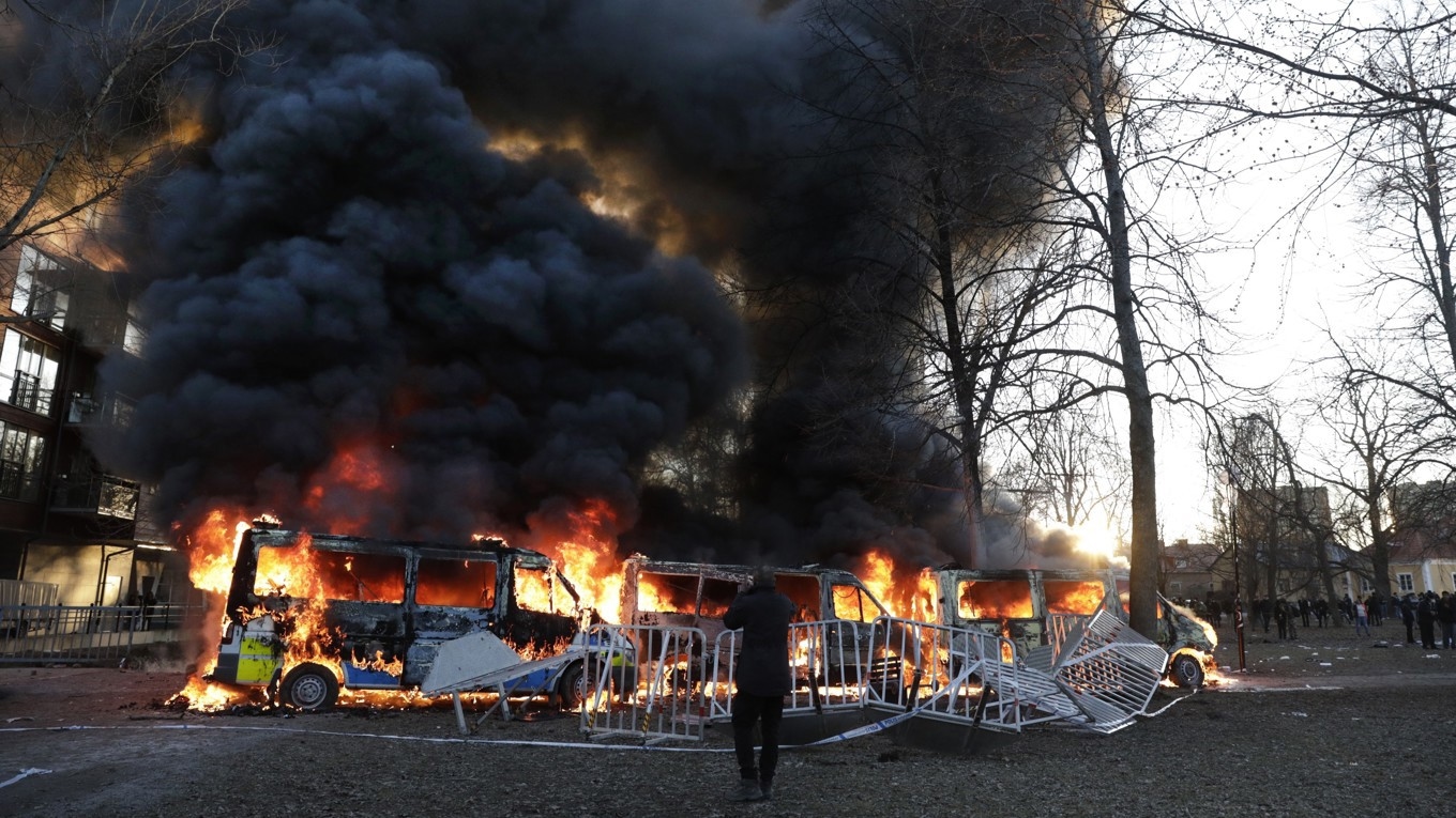 Upploppsmakare satte eld på tre polisbussar i Sveaparken i Örebro den 15 april 2022. Foto: Kicki Nilsson/TT