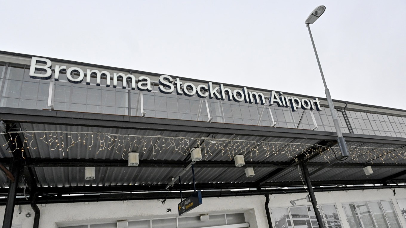 Hösten 2023 inträffade en klimataktion på Bromma flygplats. Bland annat sprutade aktivister rödfärg på terminalen. Foto: Jonas Ektrömer/TT