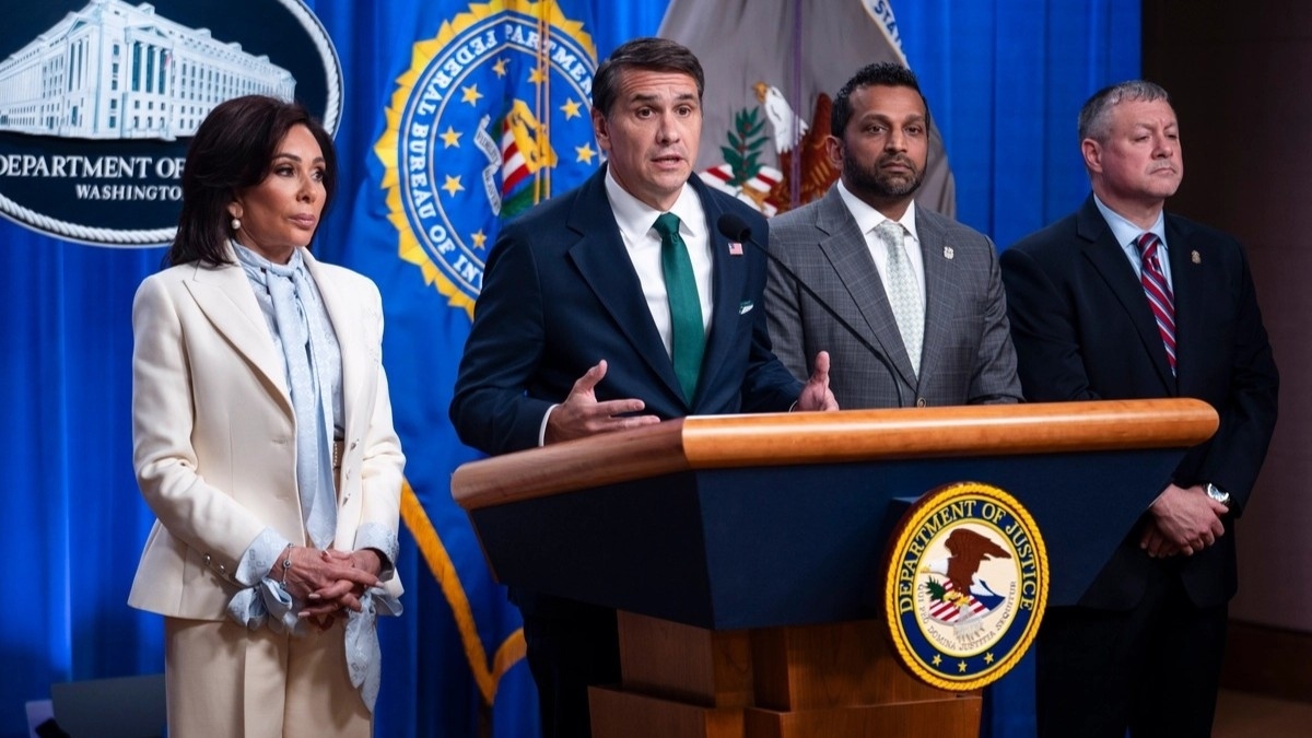 Åklagaren Jeanine Pirro, tillförordnade justitieministern Todd Blanche, FBI-chefen Kash Patel och specialagenten Darren Cox från avdelningen för kontraspionage talar under en presskonferens i Washington DC den 27 april. Foto: Madalina Kilroy