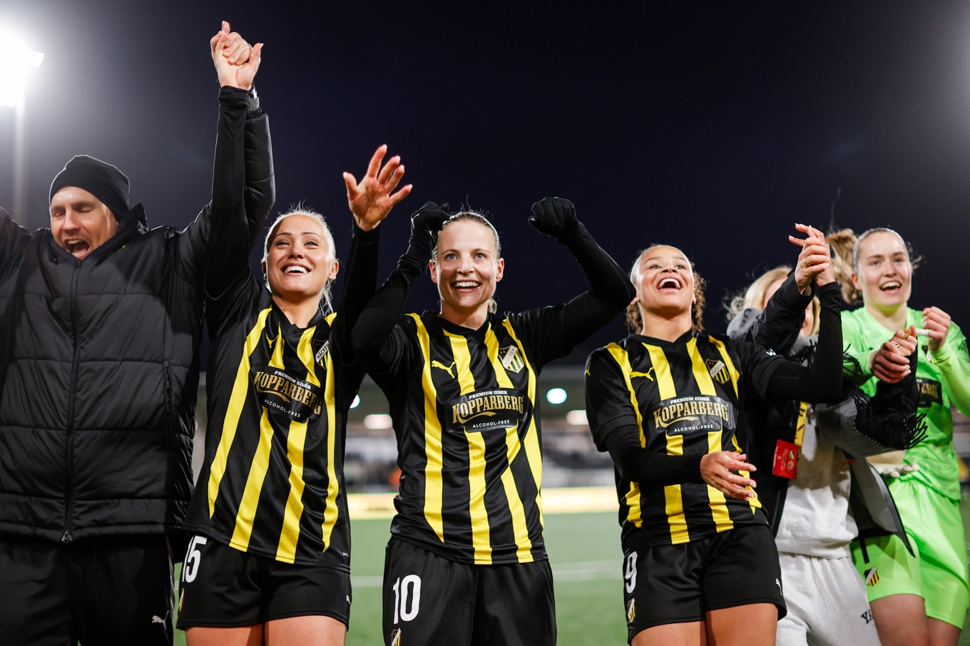 Häckenspelarna firar efter den säkrade finalplatsen. Foto: Adam Ihse/TT