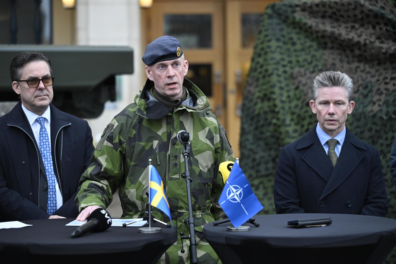 Arméchef Jonny Lindfors (mitten) är den som ska bygga upp de luftvärnskompanier som ska hantera de nya antidrönarsystemen. Här tillsammans med försvarsminister Pål Jonson (M). Foto: Anders Wiklund/TT