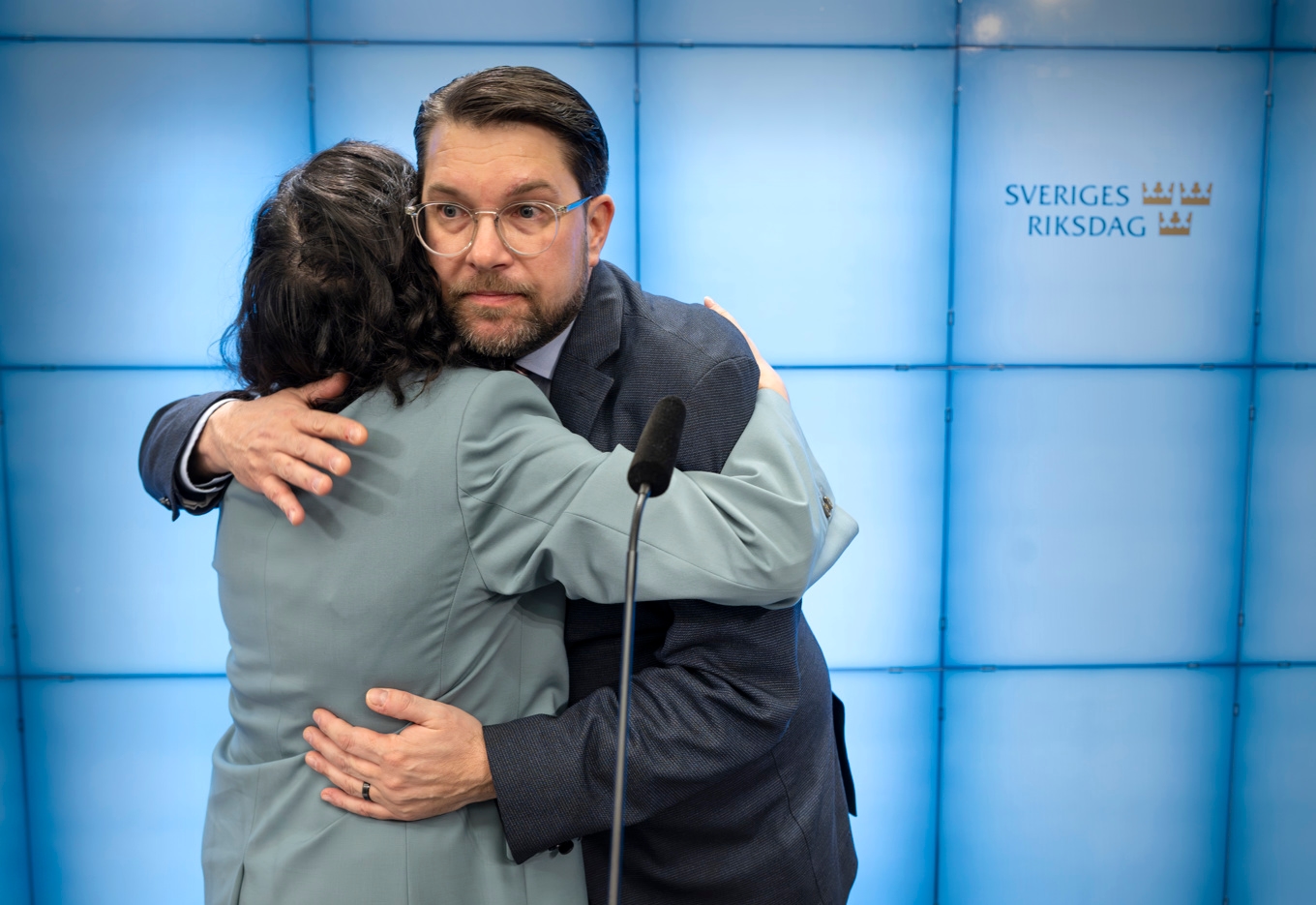 Liberalernas partiledare Simona Mohamssons och Sverigedemokraternas Jimmie Åkessons kram blev för mycket för Laholmsliberalerna. Arkivbild. Foto: Anders Wiklund/TT